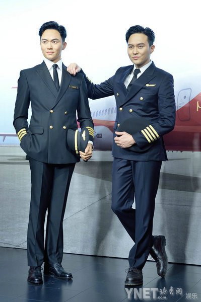 张智霖蜡像入驻上海 "cool魔"穿制服亮相