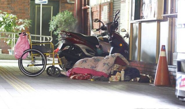 儿子卖房后卷钱跑了 6旬老母流落街头 儿子卖房后卷钱跑了 6旬老母流落街头