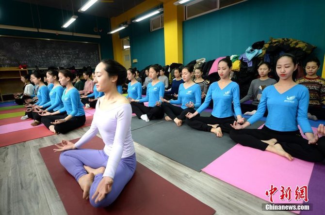 空乘考试在即 济南高三女生练瑜伽缓解艺考压力