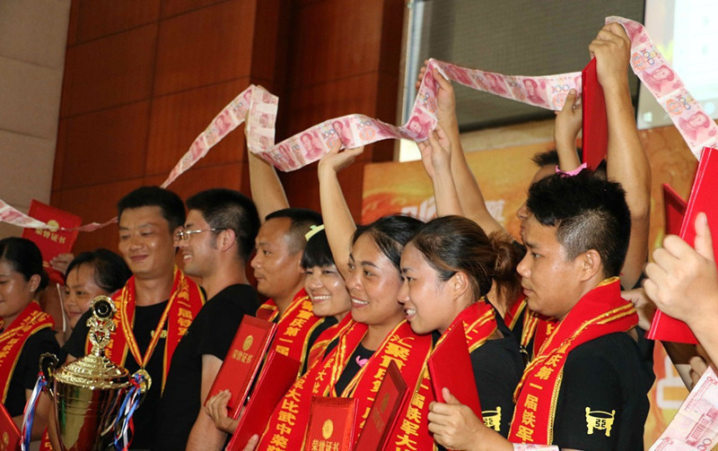 城会玩!土豪老板奖励优秀员工15米长人民币绶带