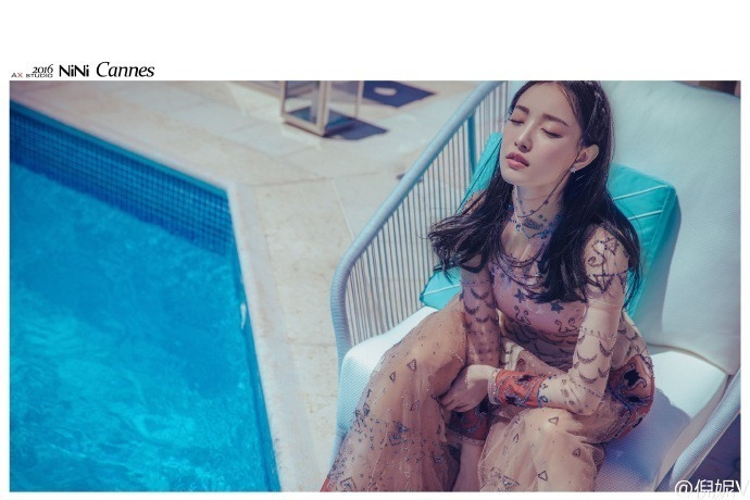 永昌娱乐17708843444倪妮透视裙内衣隐现 轻勾手指妩媚风情