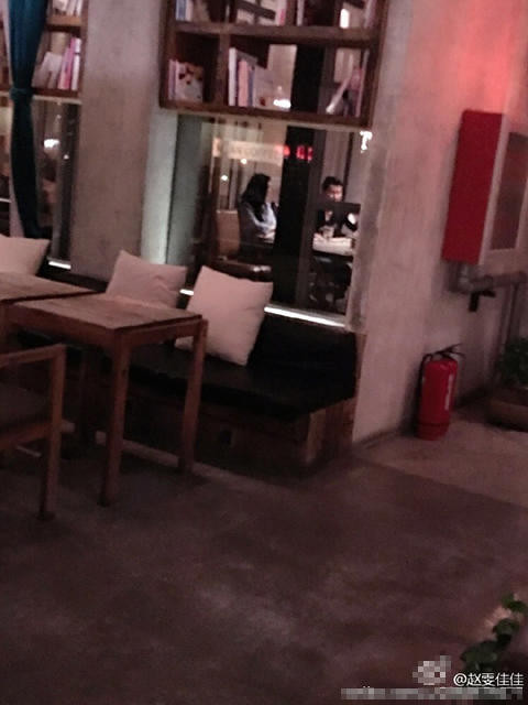 李晨范冰冰餐厅约会被拍 女方上演侧颜杀