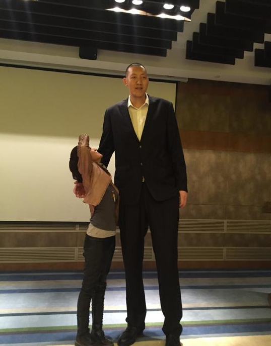 最萌身高差!陈乔恩合影巨人 仰头仅及腰部