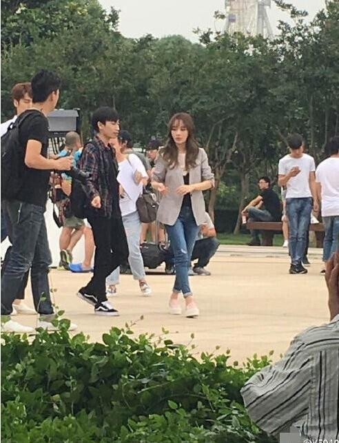 李小璐遭网友偷拍 魔鬼身段秒变五五身