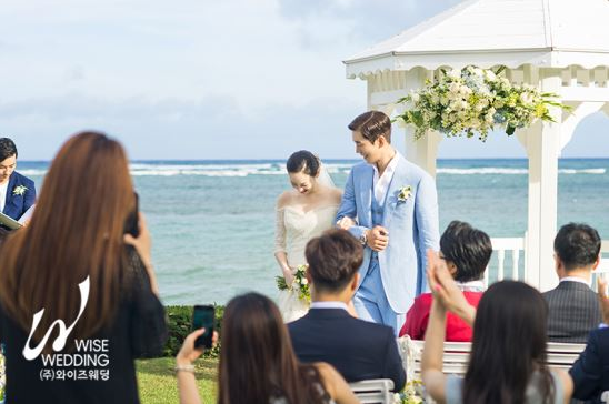 星你反派申成禄婚礼现场首公开 妻子甜笑超幸福