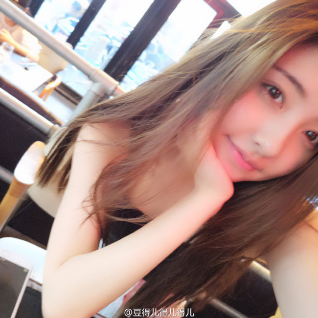 之后经指认,这位姑娘叫豆得儿[微博],本名李惠玥,北京舞蹈学院的学生