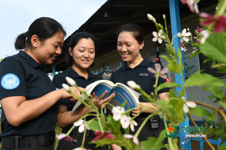 赴利比里亚维和女警员:战地玫瑰分外香-中国学