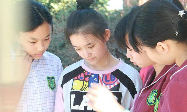 对镜头微笑信心足(组图)" /> 大多数观众熟悉蒋依依,是通过《美人心计》《旋风少女》等作品,却鲜有人知道这个国民美少女也是学霸一枚,曾获得国家级珠心算比赛优胜奖。 [[img src="http://simg.sinajs.cn/blog7style/images/common/sg_trans.gif" real_src ="http://p35.