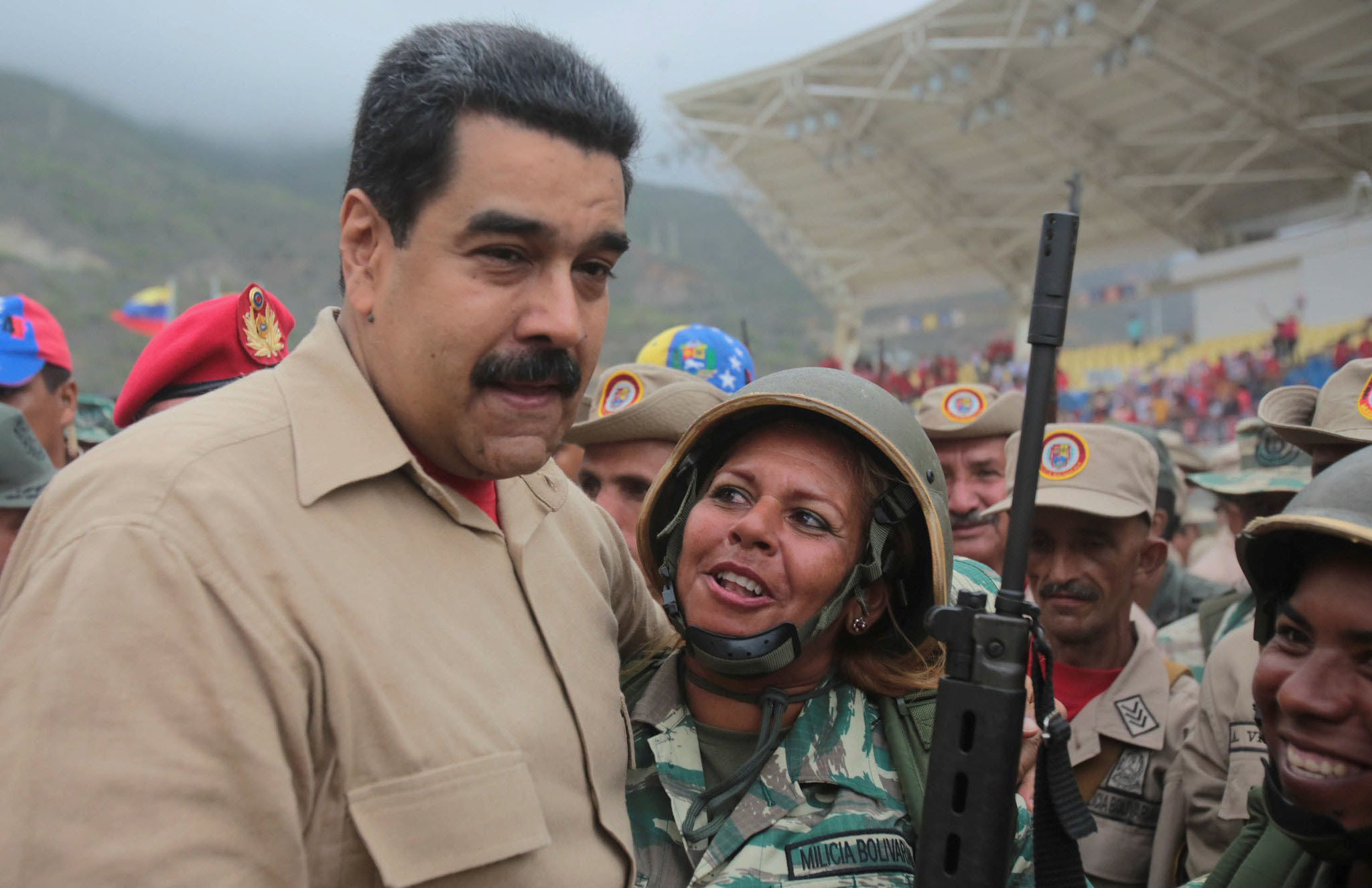 委内瑞拉总统慰问军队 与女兵亲密互动|委内瑞
