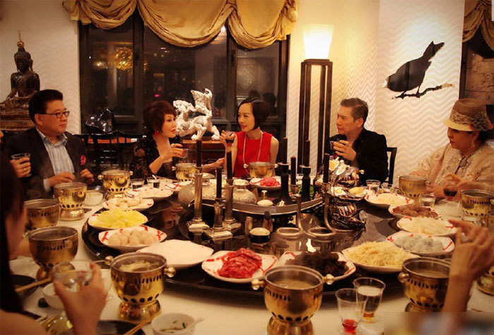 好友靳羽西更是在自己的豪宅中为鲁豫设宴庆祝生日,而向太全家也现身