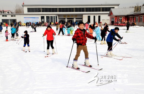 中国网 山西(微博) 综合编辑 12月6日,在山西省规模最大的滑雪度假区--晋中市太谷梅苑南山滑雪场上,来自全省各地的2000余名滑雪爱好者,正在尽情释放冰雪运动带来的快乐和激情。 晋中市太谷梅苑山庄南山滑雪场,三面环山,景色秀美。雪场面积40万平方米,拥有8条高、中、初级专业雪道,3000余套专业滑雪雪具。从11月29日雪场开滑以来,已接待全省各地滑雪爱好者1.