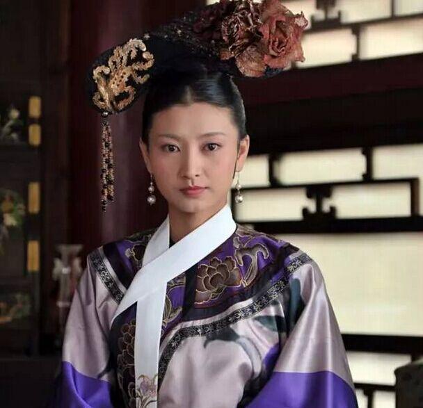 斓曦 同样是《甄嬛传》中的美妃,斓曦比蒋欣还清瘦苗条清新,但是这几