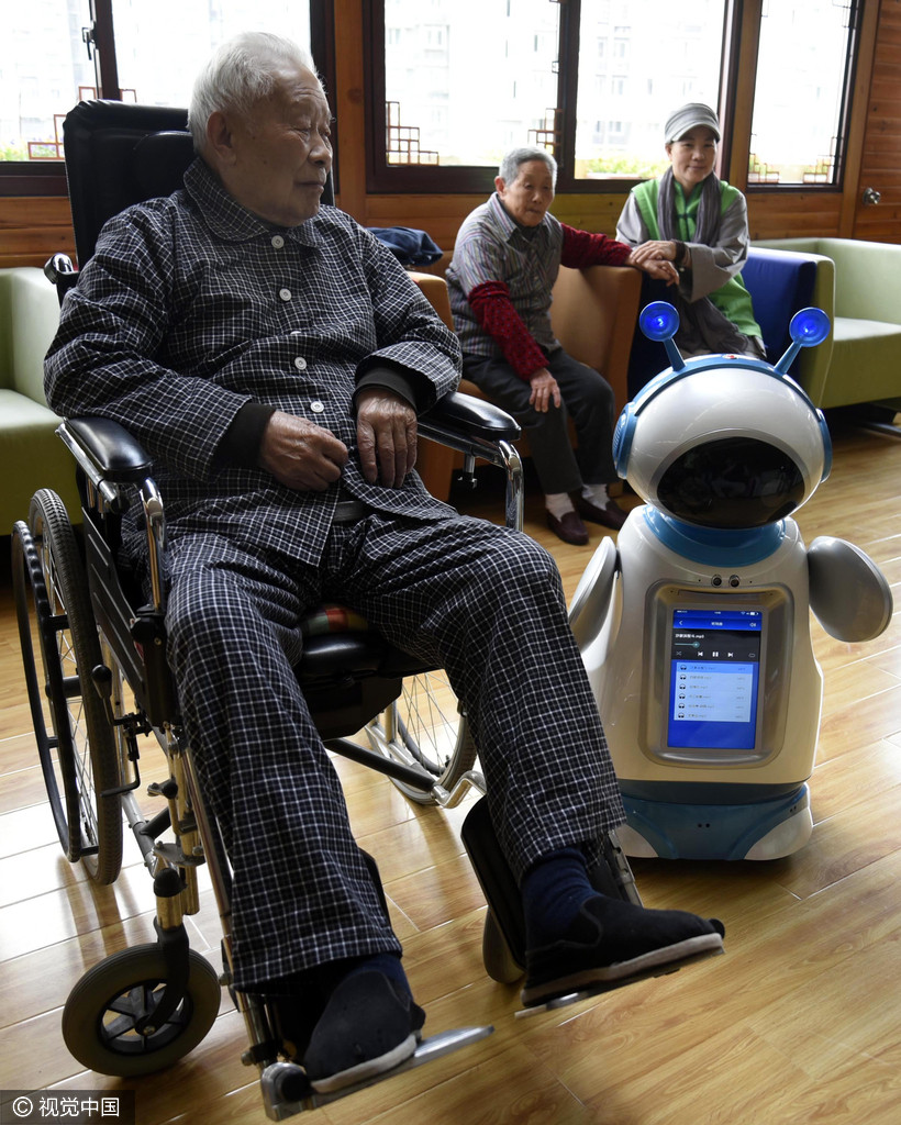 杭州市社会福利中心,95岁的吴客勤老人正在听"机器人保姆"播放戏曲