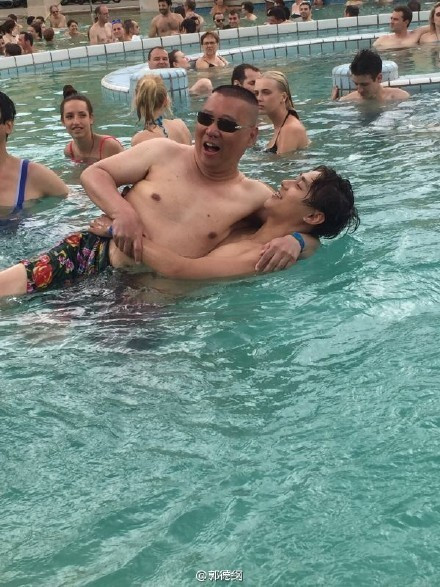 郭德纲自晒半裸游泳照 赘肉明显"享受"拥抱