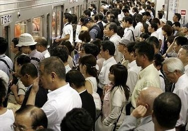 国外挤地铁不输北京,抢座似动作大片