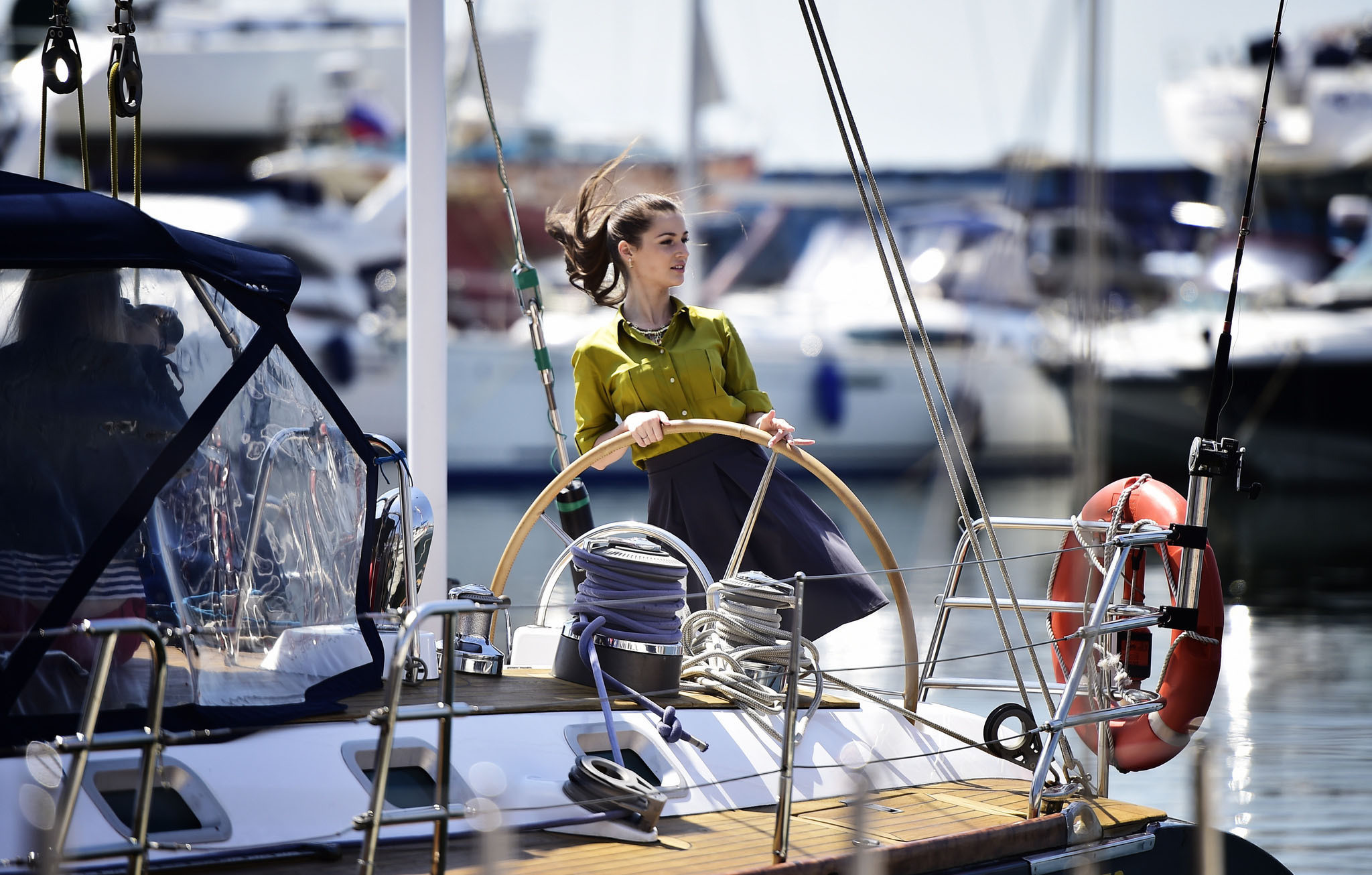 国际游艇展海参崴举行海军装showgirl吸睛