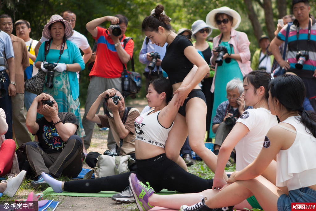 美女教师公园秀钢管舞 性感身姿引众人围观