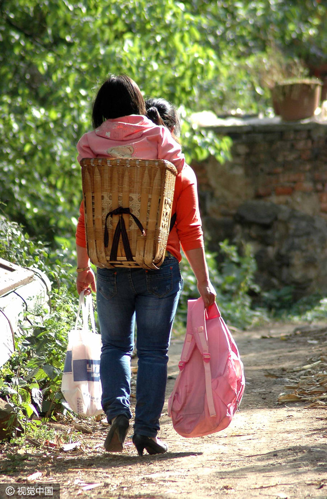 2015年05月12日,贵州省六盘水市,到校后邓燕坚持不让妈妈送她上楼