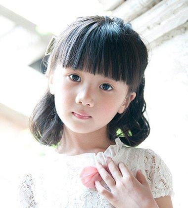 從正面看是有著10歲小孩的可愛甜美感,十分適合她臉型的女孩髮型