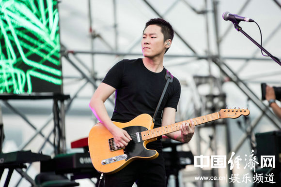 [梁博]《中国好声音终极考核(中)》_梁博现场《回来》,全面超越总决赛