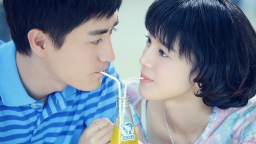 陈孝正,郑微一起喝橙汁(1 /5张)