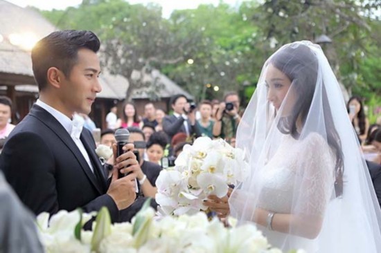 2014年1月8日杨幂,刘恺威在巴厘岛举行了婚礼,正式宣布完婚.