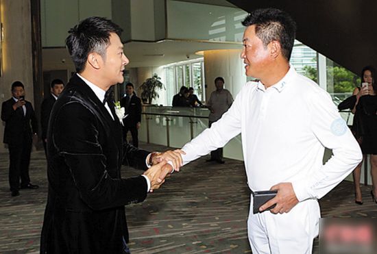 赵宝刚(右)当主婚人