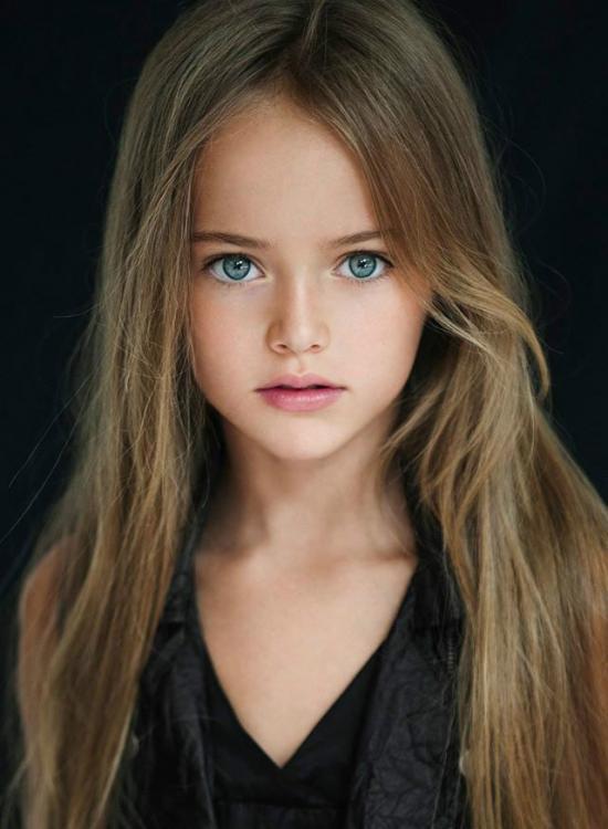 另一位俄罗斯童模,年仅9岁的kristinapimenova也有着无瑕的天使脸孔